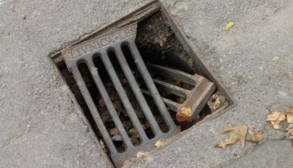 Polomljen šaht u ulici Vuka Karadžića