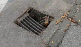 Polomljen šaht u ulici Vuka Karadžića