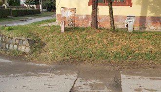 Oštećen kolovoz na uglu ulica Milutina Uskokovića i Titusa Dugovića