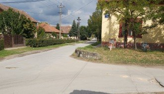 Oštećen kolovoz na uglu ulica Milutina Uskokovića i Titusa Dugovića