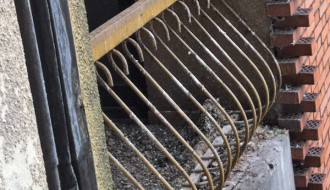 Terasa u centru grada puna golubova i izmeta