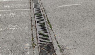 Oštećeni, napunjeni zemljom i lišćem slivnici  kod bazena na Prozivci