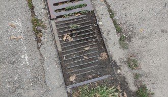 Oštećeni, napunjeni zemljom i lišćem slivnici  kod bazena na Prozivci