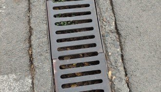 Oštećeni, napunjeni zemljom i lišćem slivnici  kod bazena na Prozivci