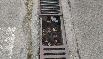 Oštećeni, napunjeni zemljom i lišćem slivnici  kod bazena na Prozivci