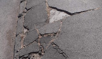 Opasan trotoar na uglu Zetske i Heroja Pinkija