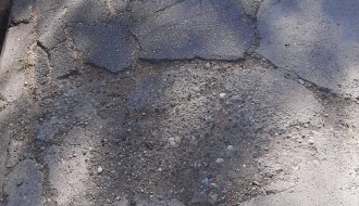 Opasan trotoar na uglu Zetske i Heroja Pinkija