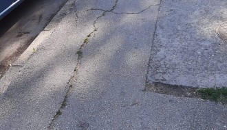 Opasan trotoar na uglu Zetske i Heroja Pinkija