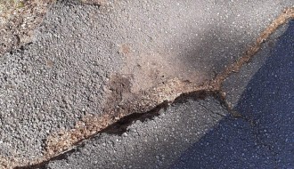 Opasan trotoar na uglu Zetske i Heroja Pinkija