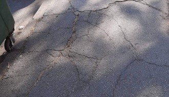 Opasan trotoar na uglu Zetske i Heroja Pinkija