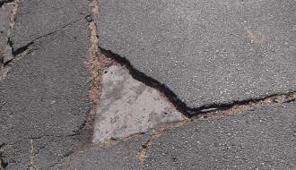 Opasan trotoar na uglu Zetske i Heroja Pinkija