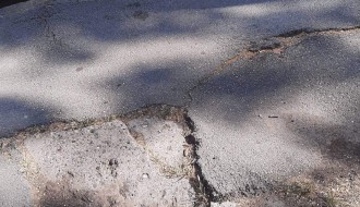 Opasan trotoar na uglu Zetske i Heroja Pinkija