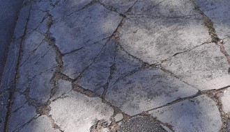 Opasan trotoar na uglu Zetske i Heroja Pinkija