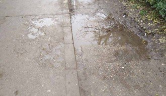 Trotoar blizu Buvljaka u katastrofalnom stanju