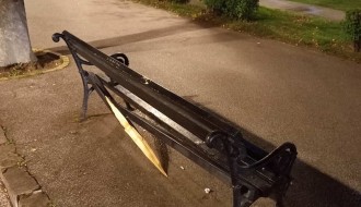 Polomljena klupa kod autobuske stanice Lifka