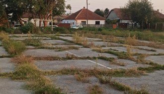 Zapušten teren između zabavišta i škole u Malom Bajmoku
