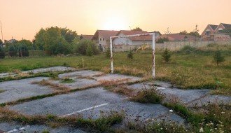 Zapušten teren između zabavišta i škole u Malom Bajmoku