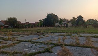 Zapušten teren između zabavišta i škole u Malom Bajmoku