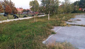 Zapušten teren između zabavišta i škole u Malom Bajmoku