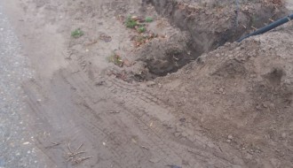 Uništavanje travnjaka, prilaza i druge javne površine zbog polaganja kablova (Kertvaroš)