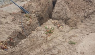 Uništavanje travnjaka, prilaza i druge javne površine zbog polaganja kablova (Kertvaroš)