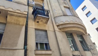 Oronula fasada u centru grada (Nušićeva ulica)