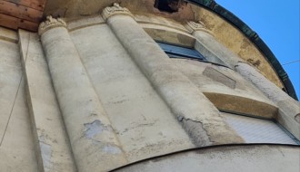 Oronula fasada u centru grada (Nušićeva ulica)