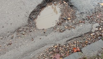 Udarna rupa na raskrsnici ulica Đorđa Natoševića i Segedinskog puta