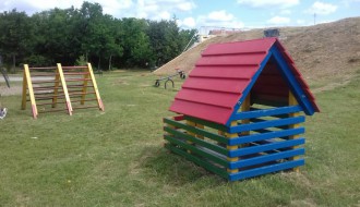 Polomljeno igralište u mesnoj zajednici Peščara