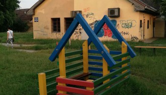 Polomljeno igralište u mesnoj zajednici Peščara