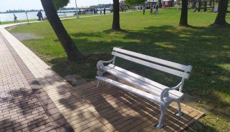 Oštećena klupa na Paliću