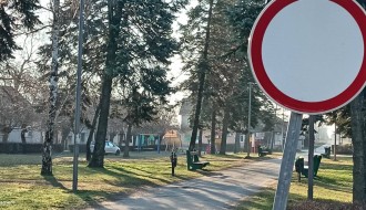 Automobili u parku u centru Tavankuta