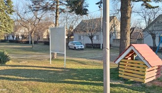 Automobili u parku u centru Tavankuta