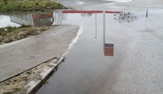 Posle malo veće kiše stvara se "jezero" na putu kod benzinske pumpe pre "Rode"