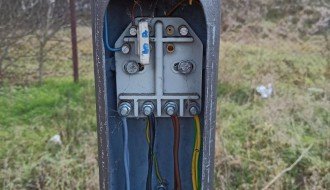 Skidanje zaštitnih ploča sa javnog osvetljenja u Dudovoj šumi