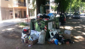 Odnošenje smeća ispred zgrade u Braće Radić 118