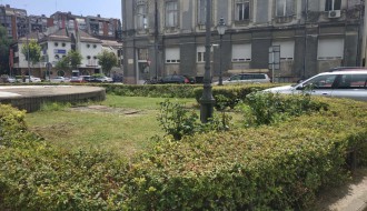 Sarićev spomenik i zelena površina