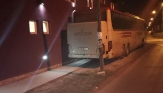 Nepropisno parkirana vozila na raskrsnici Mačvanske i Gundulićeve ulice