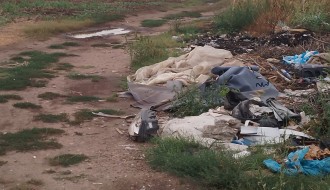 Odlaganje komunalnog otpada prerasta u divlju deponiju (Ulica Željka Milivojevića)