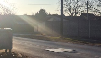 Prekrivena šahta neobeležena (Teslina ulica)