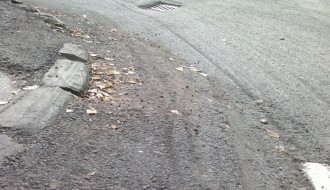 Neadekvatno saniran ivičnjak preko puta vatrogasaca