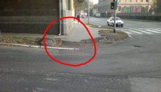 Neadekvatno saniran ivičnjak preko puta vatrogasaca