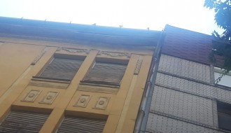 Daska sa krova u centru grada samo što ne otpadne!