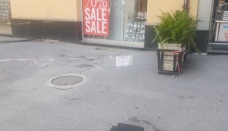 Daska sa krova u centru grada samo što ne otpadne!