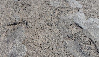 Veliko oštećenje na raskrsnici Batinske ulice i glavnog puta