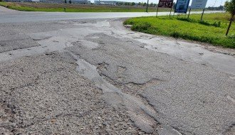 Veliko oštećenje na raskrsnici Batinske ulice i glavnog puta