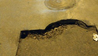 Rupe na pešačkoj stazi u Čarnojevićevoj godinama tako ostavljene