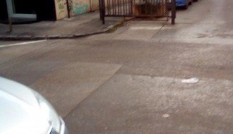 Ograda i žardinjere ometaju saobraćaj u Nušićevoj i dvorišnom delu Cara Dušana