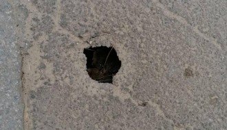 Rupa na asfaltu na glavnom putu kod Sarić spomenika