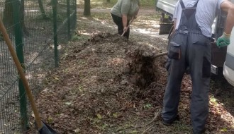 Česma u parku za pse neprestano teče